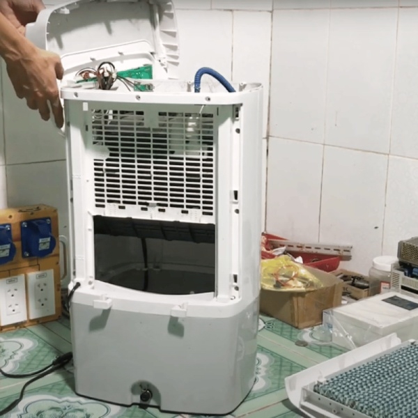 Cánh đảo gió quạt hơi nước không quay: Dây điện bị đứt