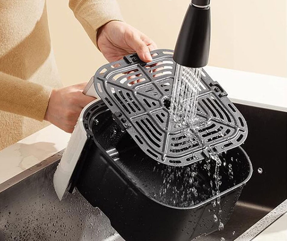 Vệ sinh nồi chiên không dầu thường xuyên để tiết kiệm điện năng