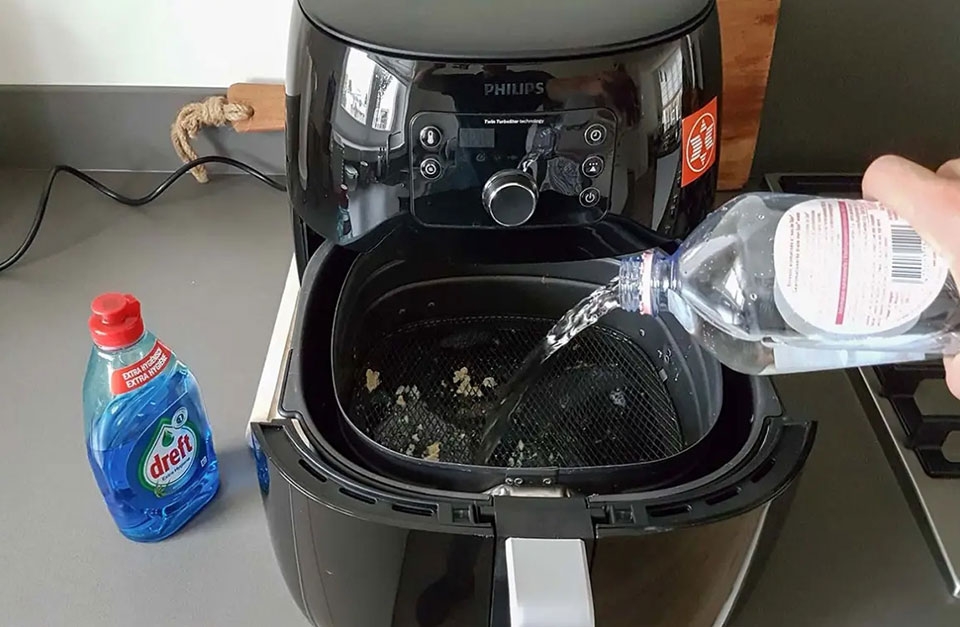 Sử dụng giấm trắng và nước khử mùi nồi chiên không dầu