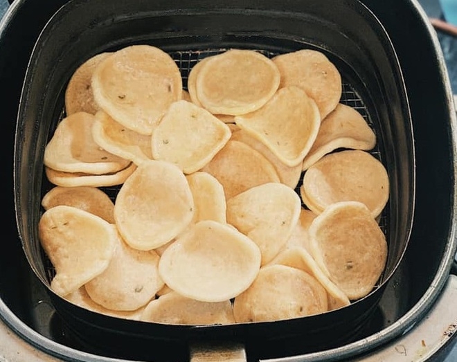 Cách chiên bánh phồng tôm bằng nồi chiên không dầu (Ảnh 4)