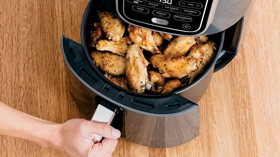 Nên mua lò nướng hay nồi chiên không dầu