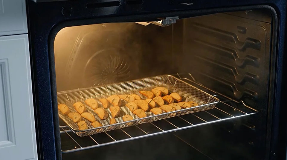 Nên mua nồi chiên không dầu thay cho lò nướng