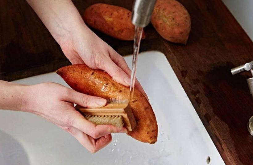 Khoai lang mật mua về rửa sạch