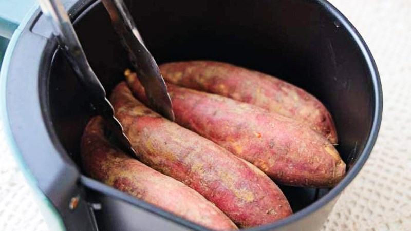 Nướng khoai mật bằng nồi chiên không dầu ở 200 độ trong 5 phút