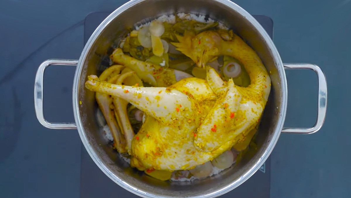 cách làm gà ủ muối bằng bếp từ - ảnh 3