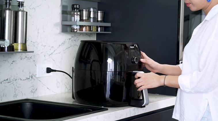 Nồi chiên không dầu không nóng: Phích cắm bị lỏng hoặc nguồn điện không ổn định