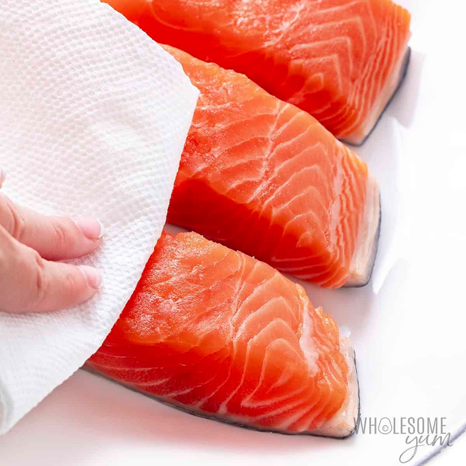 Thấm khô bề mặt cá bằng khăn giấy