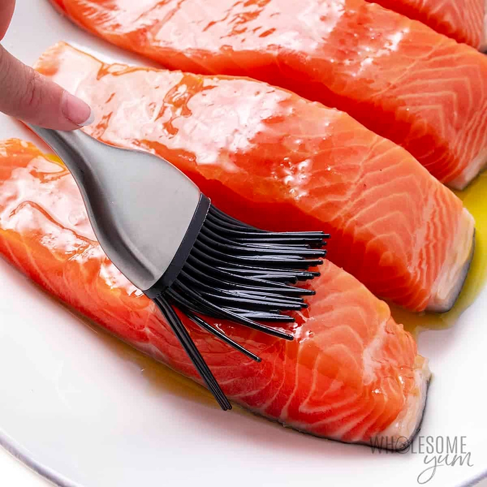 Tẩm gia vị lên mặt cá hồi