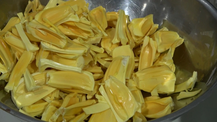 Sơ chế mít trước khi sấy bằng nồi chiên không dầu