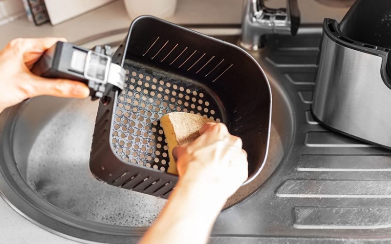 Vệ sinh nồi chiên không dầu Sharp sau khi sử dụng