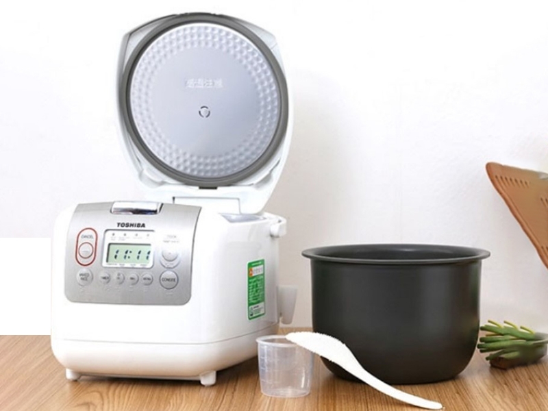 Đánh giá nồi cơm điện Toshiba RC 18NTFV(W): thiết kế sang trọng