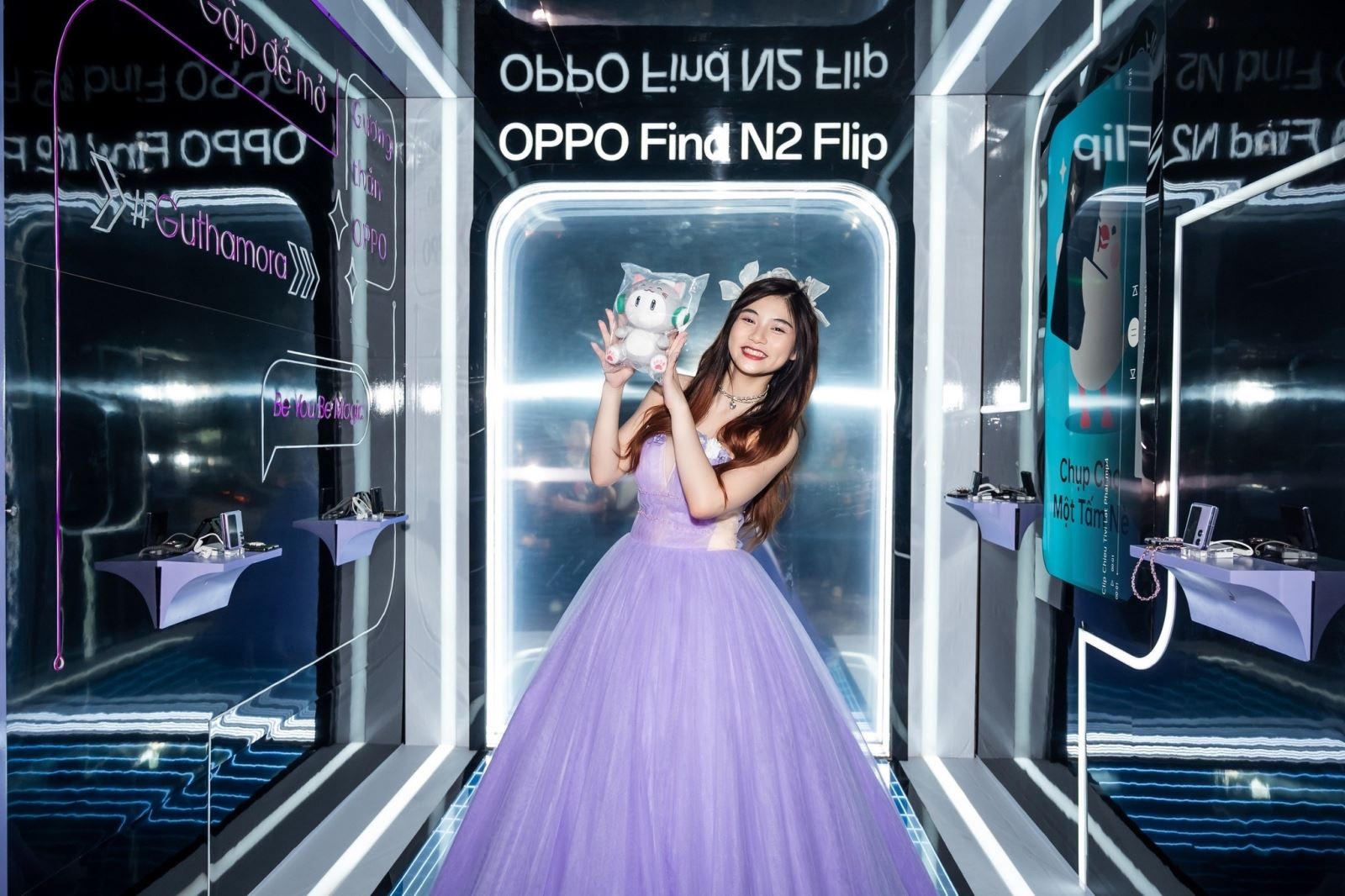 Toàn cảnh hoạt động trải nghiệm "Gương thần" vạn năng Find N2 Flip tại FPT Shop