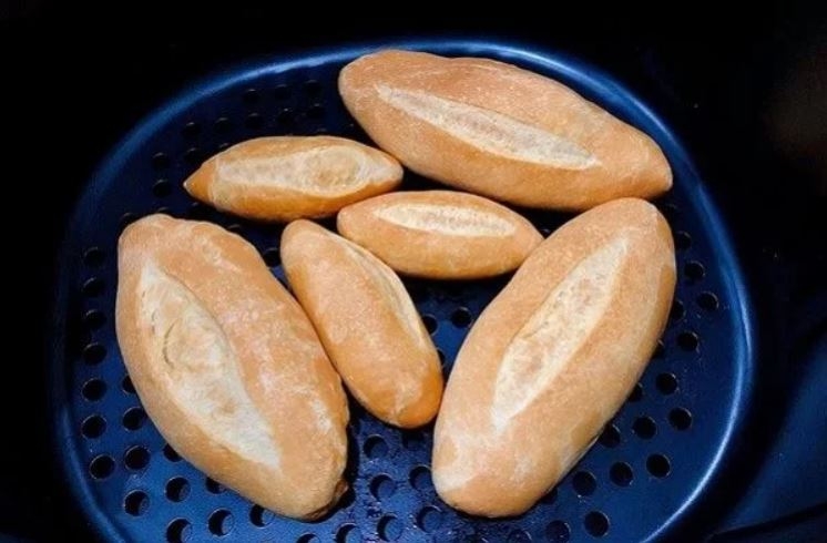 Cách nướng lại bánh mì bằng nồi chiên không dầu (Ảnh 2)