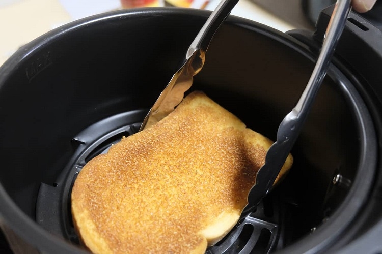 Cách nướng lại bánh mì bằng nồi chiên không dầu (Ảnh 5)