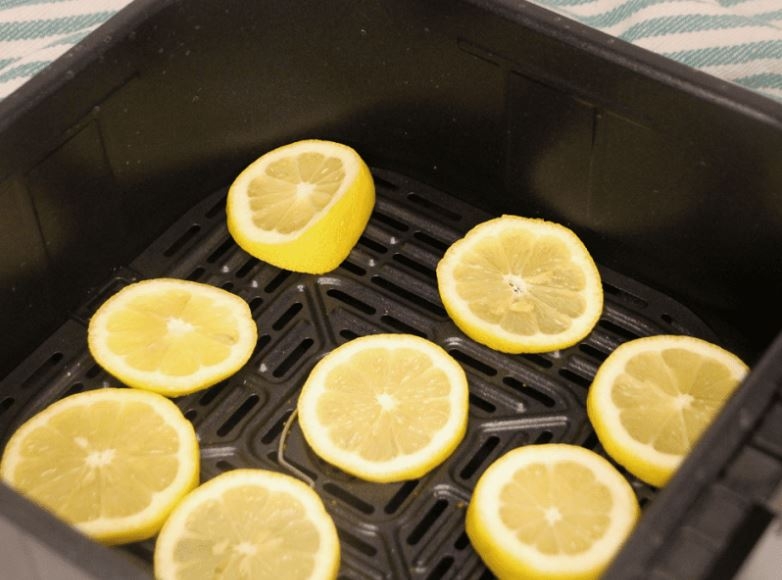 Có thể khử thêm mùi nồi chiên không dầu bằng chanh