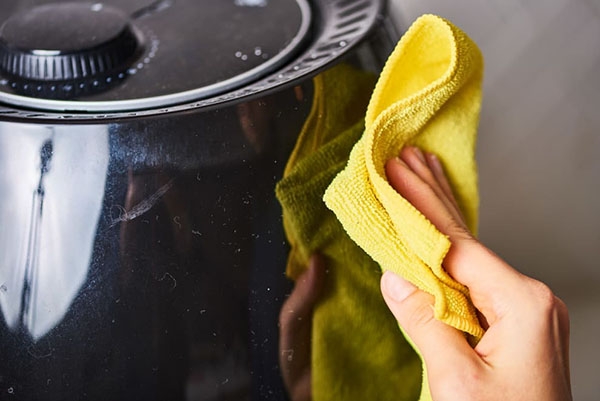 Cách vệ sinh nồi chiên không dầu Lock and Lock sau khi nấu: làm sạch thân nồi