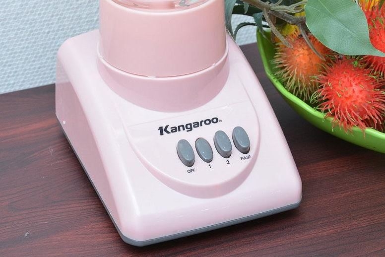 Cách sử dụng máy xay sinh tố Kangaroo: chọn mức thấp nhất sau đó tăng dần lên