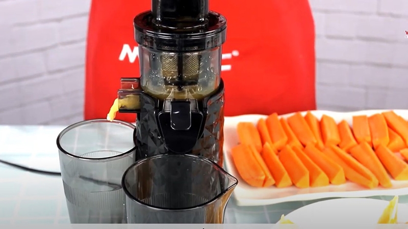 Cắm điện và bắt đầu ép