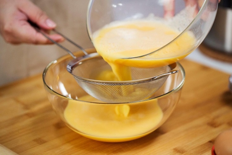 Làm hỗn hợp sữa trứng