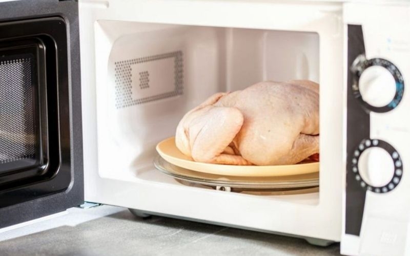 Lựa chọn vật dụng phù hợp cho vào lò vi sóng