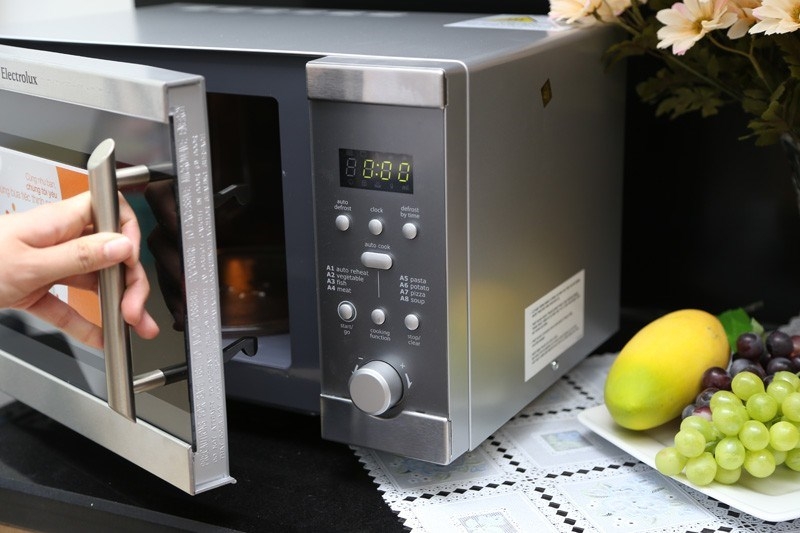 Cách sử dụng lò vi sóng: xếp đồ ăn vào đĩa hình tròn/oval