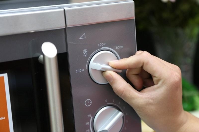 Cách sử dụng lò vi sóng: không nhấn các nút chế độ hay công tắc khi lò đang hoạt động