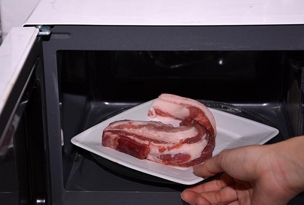 Rã đông thịt/cá bằng lò vi sóng
