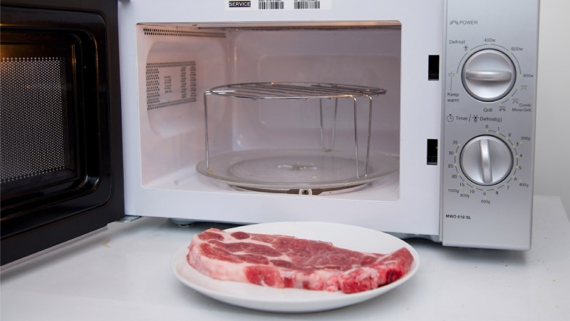 Thực phẩm rã đông bằng lò vi sóng không có hại cho sức khỏe