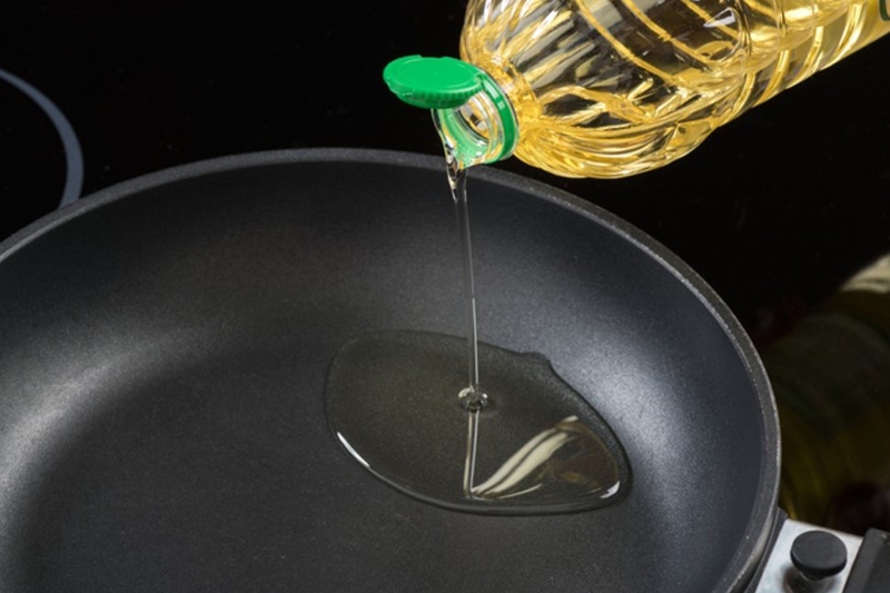 Sai lầm khi sử dụng chảo chống dính: Cho dầu mỡ sau khi đã làm nóng chảo