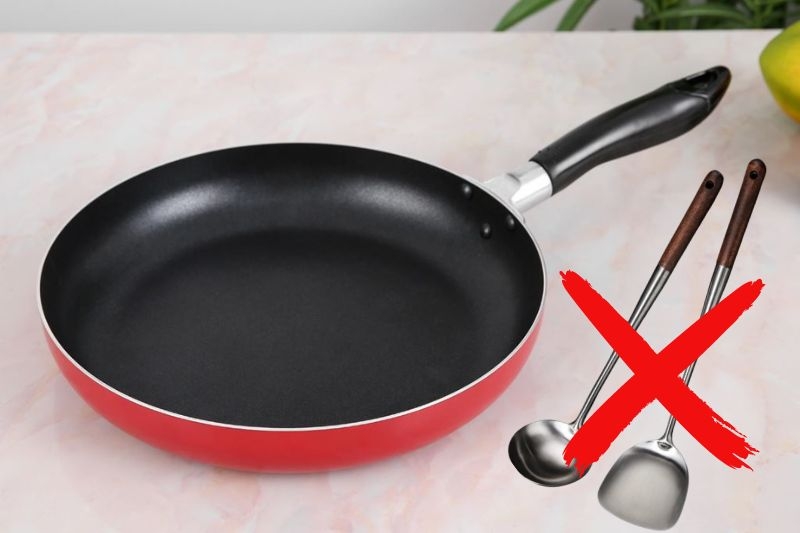 Sai lầm khi sử dụng chảo chống dính: Dùng các dụng cụ bằng kim loại để đảo thức ăn