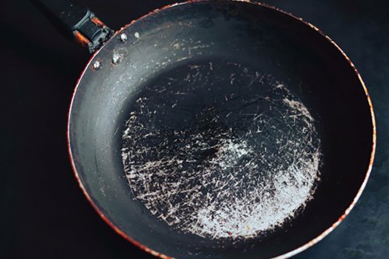 Sai lầm khi sử dụng chảo chống dính: Sử dụng các loại chảo đã bong chống dính