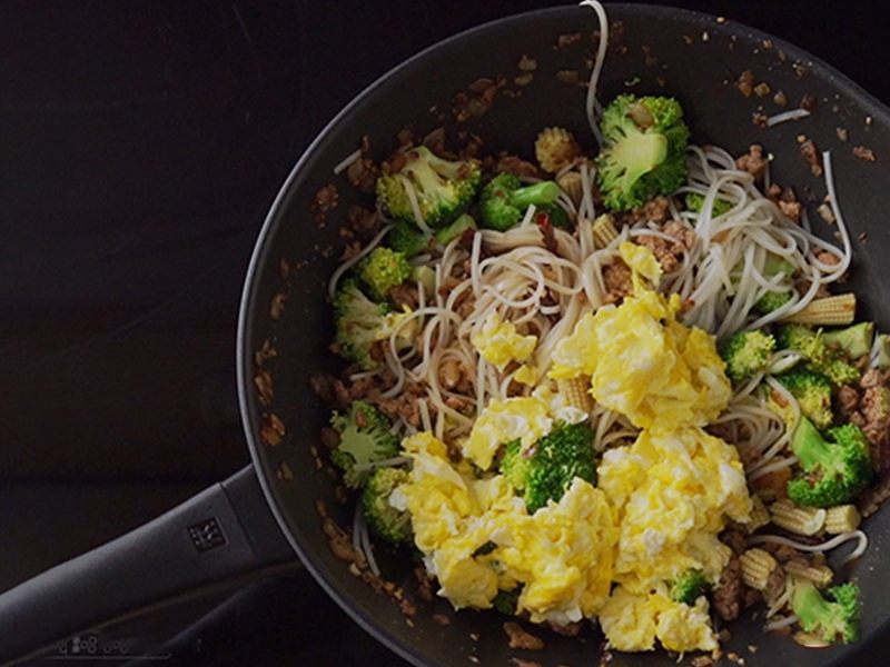 Sai lầm khi sử dụng chảo chống dính: Sử dụng chảo chống dính để trữ thực phẩm