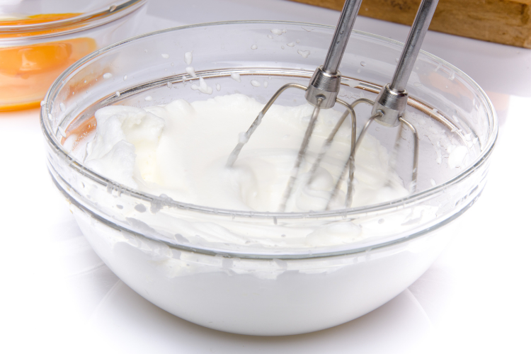 Cách làm bánh bông lan bằng lò vi sóng bước 6