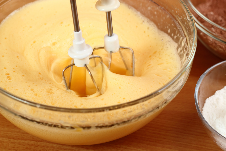 Cách làm bánh bông lan bằng lò vi sóng bước 4