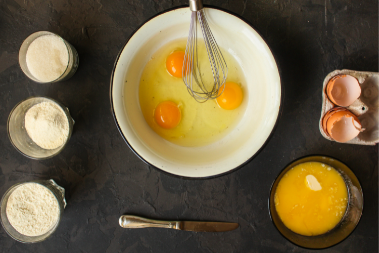 Cách làm bánh bông lan bằng lò vi sóng bước 2