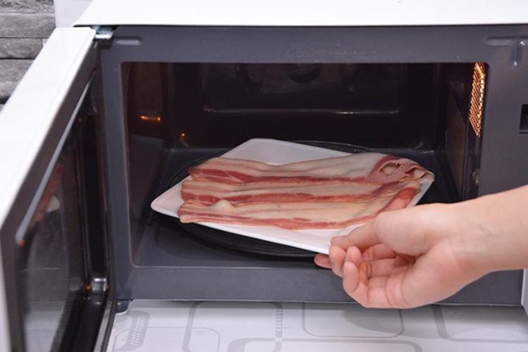Công dụng của lò vi sóng: rã đông thực phẩm