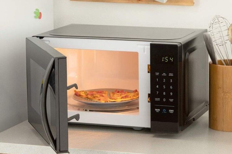 Vì sao cần vệ sinh lò vi sóng?