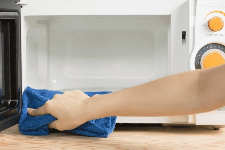 Nên vệ sinh lò vi sóng thường xuyên