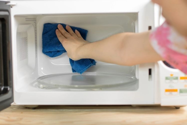 Việc vệ sinh lò vi sóng thường xuyên là rất cần thiết