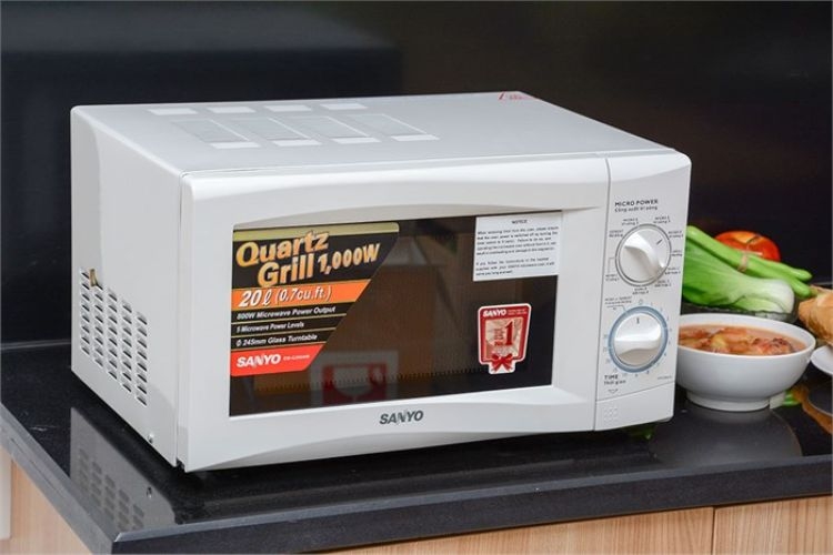 So sánh nguyên lý hoạt động giữa lò vi sóng cơ và điện tử