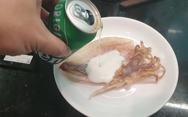 Chuẩn bị nguyên liệu trước khi nướng mực bằng lò vi sóng