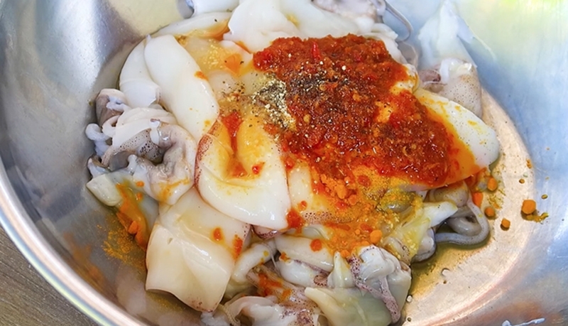 Ướp mực trước khi nướng bằng lò vi sóng