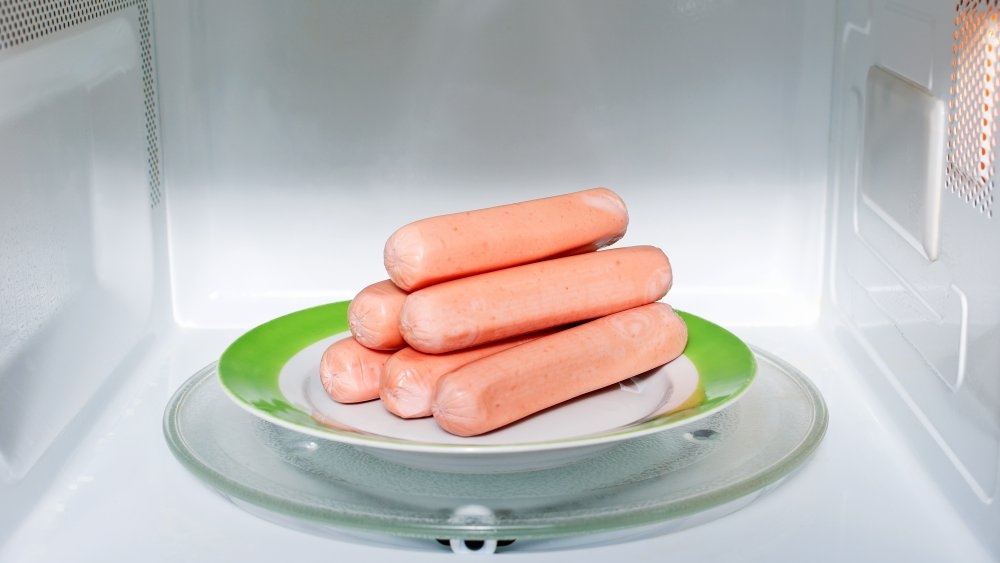 Nướng xúc xích bằng lò vi sóng tiềm ẩn nguy cơ gây cháy nổ