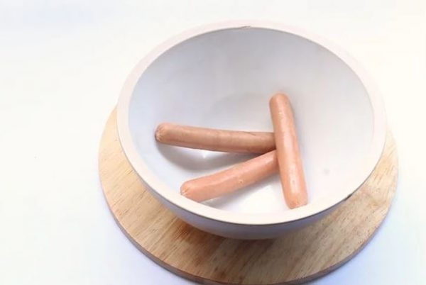 Cách hấp xúc xích bằng lò vi sóng bước 1