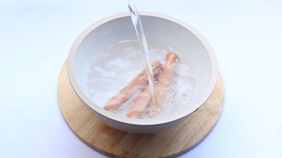 Cách hấp xúc xích bằng lò vi sóng bước 3