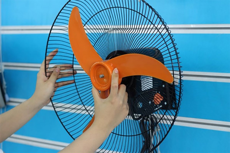 Cách sử dụng quạt treo tường: Lắp ráp cẩn thận, đầy đủ các bộ phận