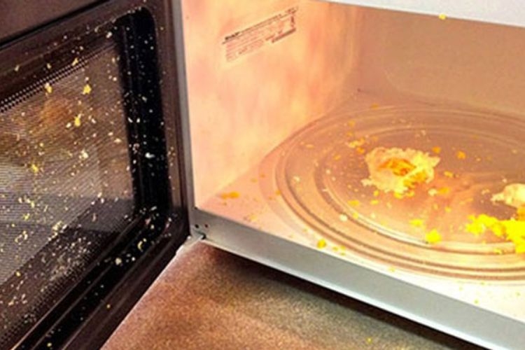 Vì sao lò vi sóng có mùi khó chịu?