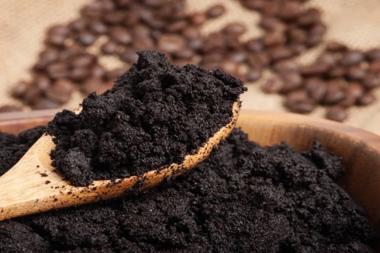 Cách khử mùi lò vi sóng bằng bã cà phê