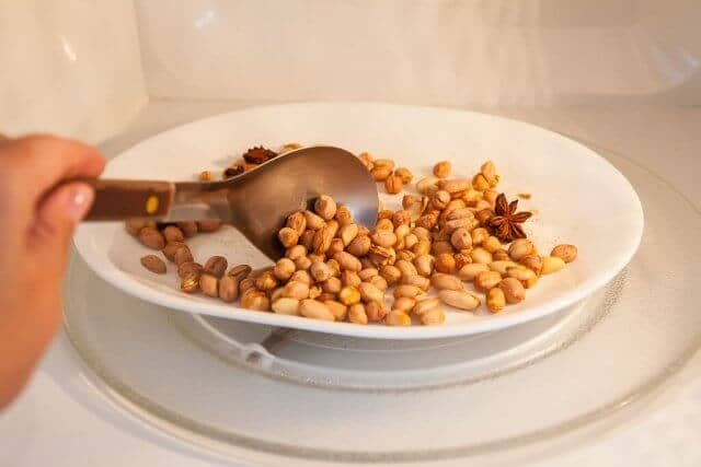 Dùng đũa đảo đều lạc