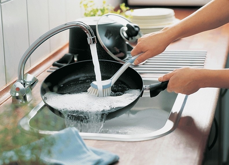 Chảo chống dính khó vệ sinh hơn